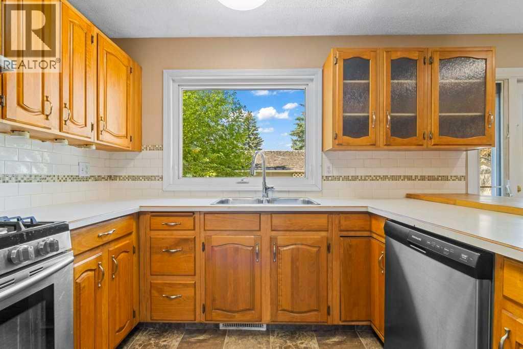 Photo 14 of 320 Parkridge Way Se, Calgary AB