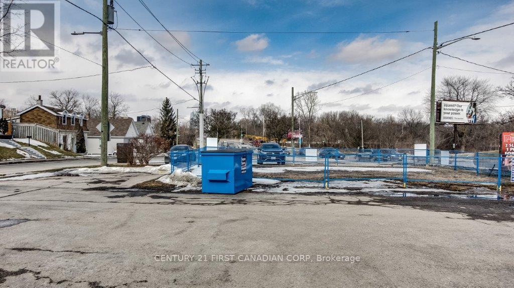 Photo 6 of 11 15 Wellington Road, London South ON