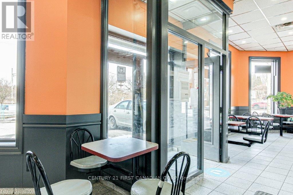 Photo 8 of 11 15 Wellington Road, London South ON