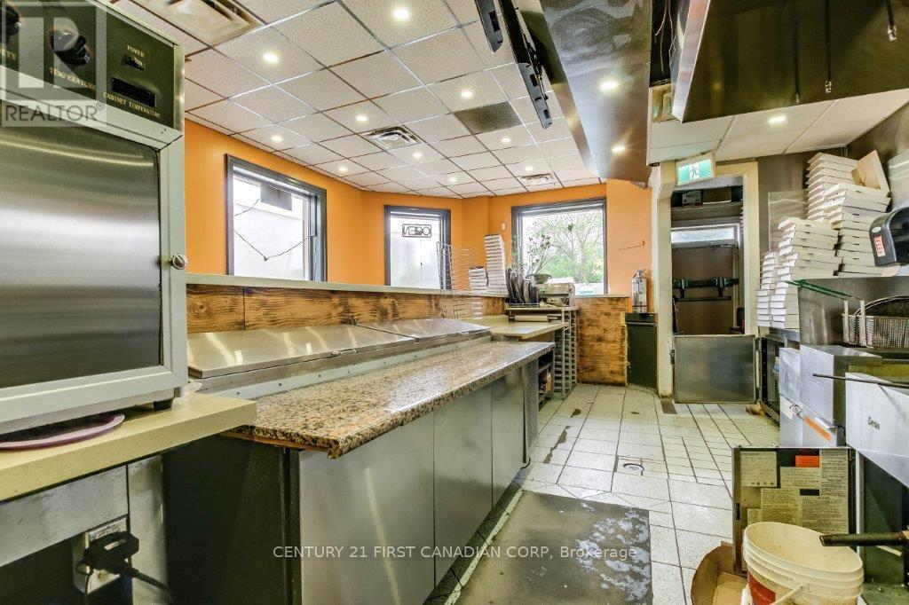 Photo 2 of 11 15 Wellington Road, London South ON
