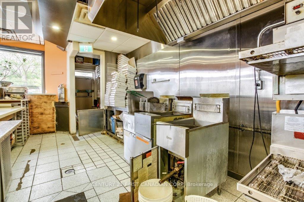 Photo 15 of 11 15 Wellington Road, London South ON
