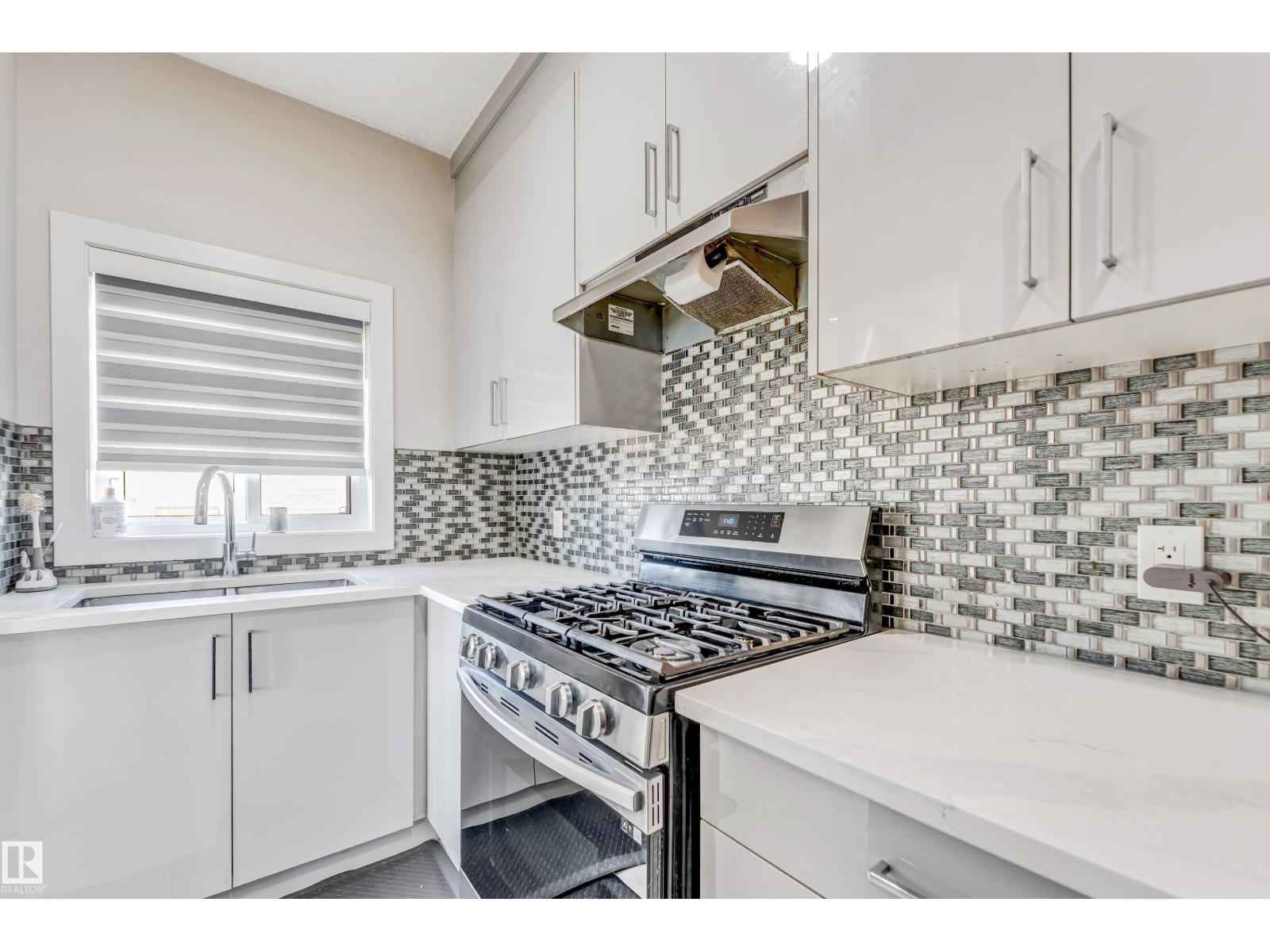 Photo 10 of 6221 172 A Av Nw, Edmonton AB