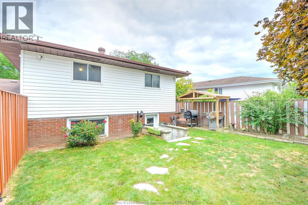 Photo 34 of 9715 Osborn, Windsor ON