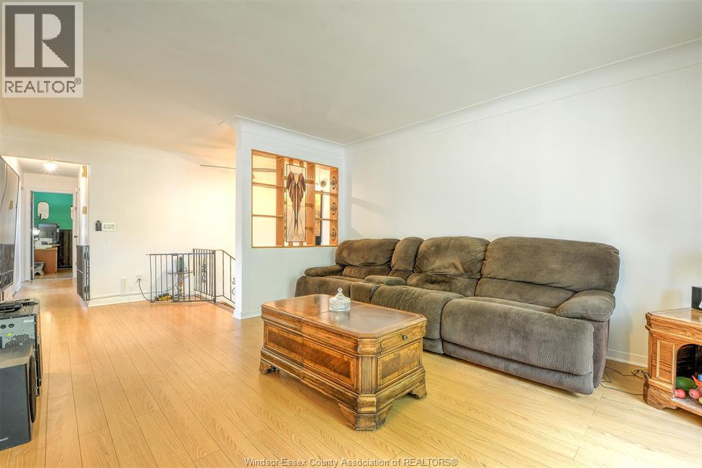 Photo 8 of 9715 Osborn, Windsor ON