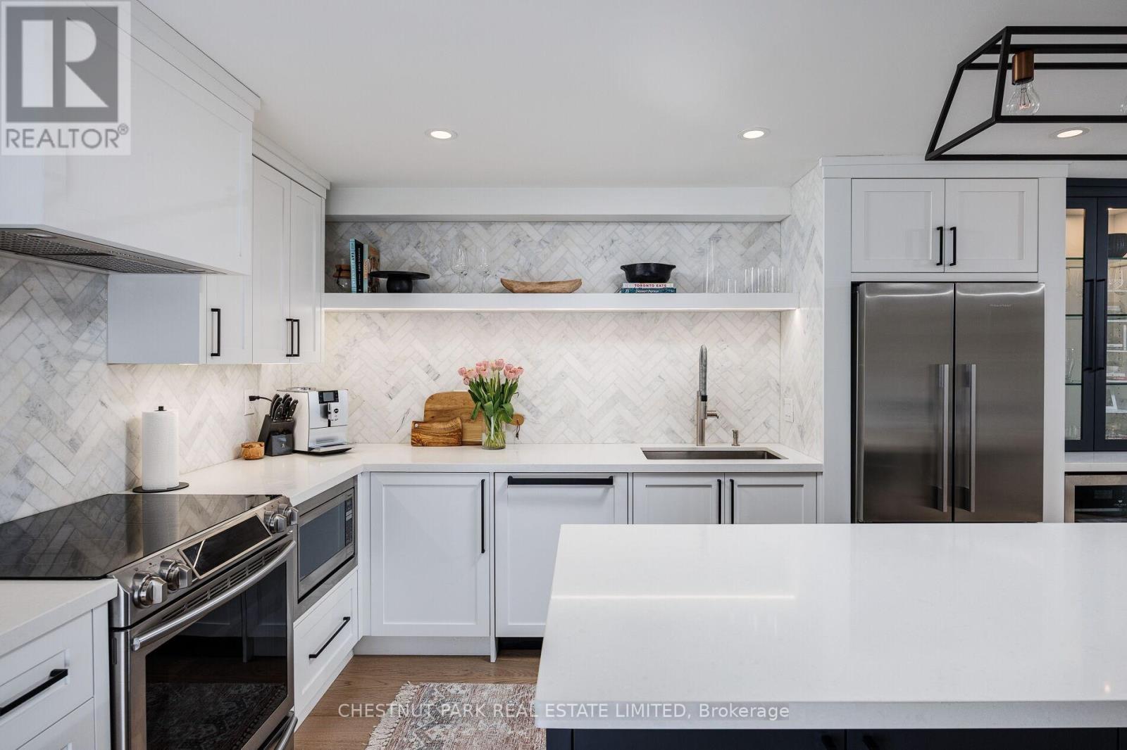 Photo 3 of 203 40 Oaklands Avenue, Toronto ON