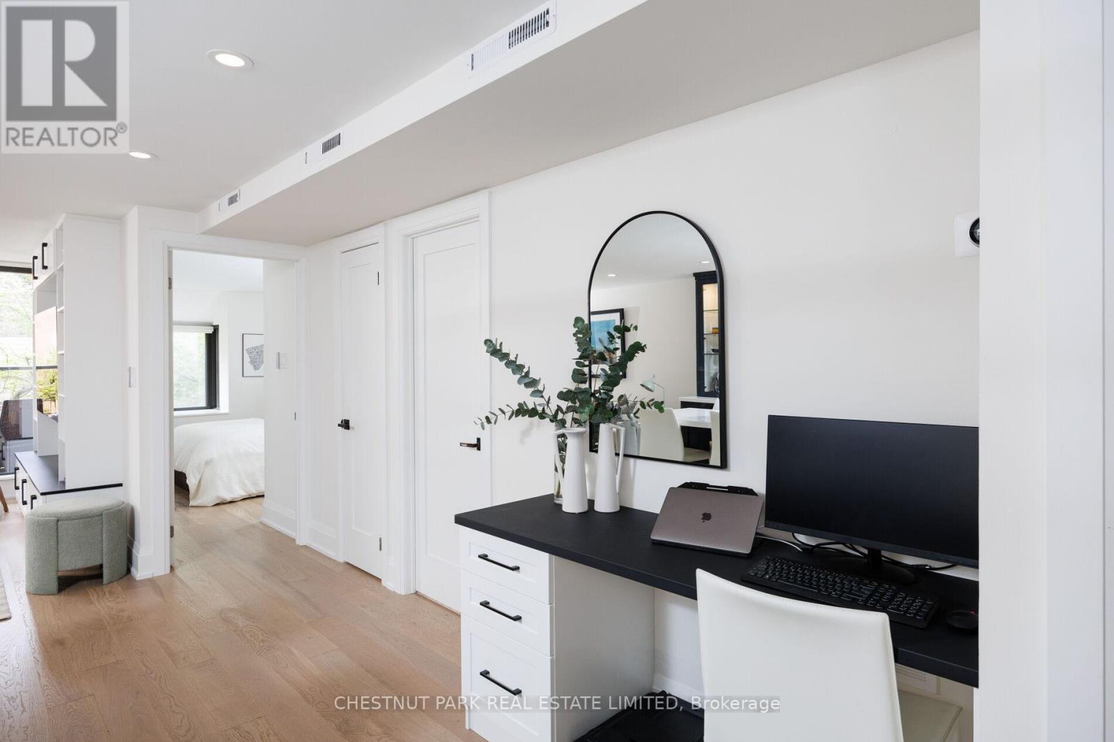 Photo 19 of 203 40 Oaklands Avenue, Toronto ON