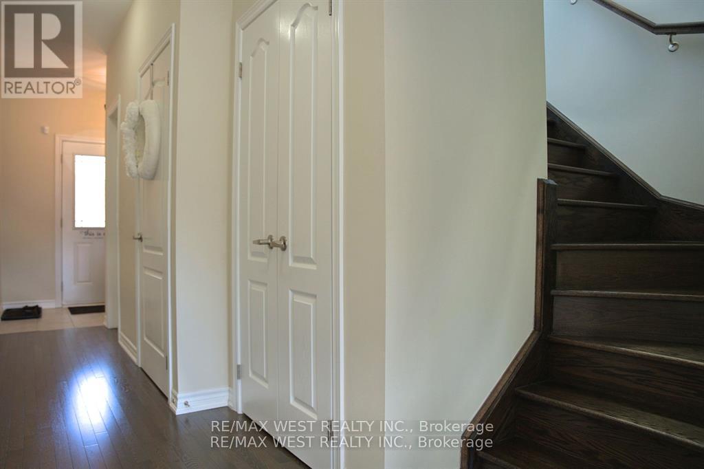 Photo 10 of 37 Cygnus Crescent, Barrie ON