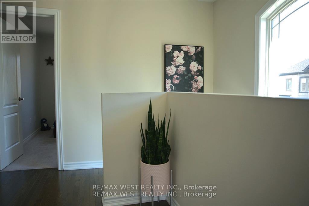Photo 13 of 37 Cygnus Crescent, Barrie ON