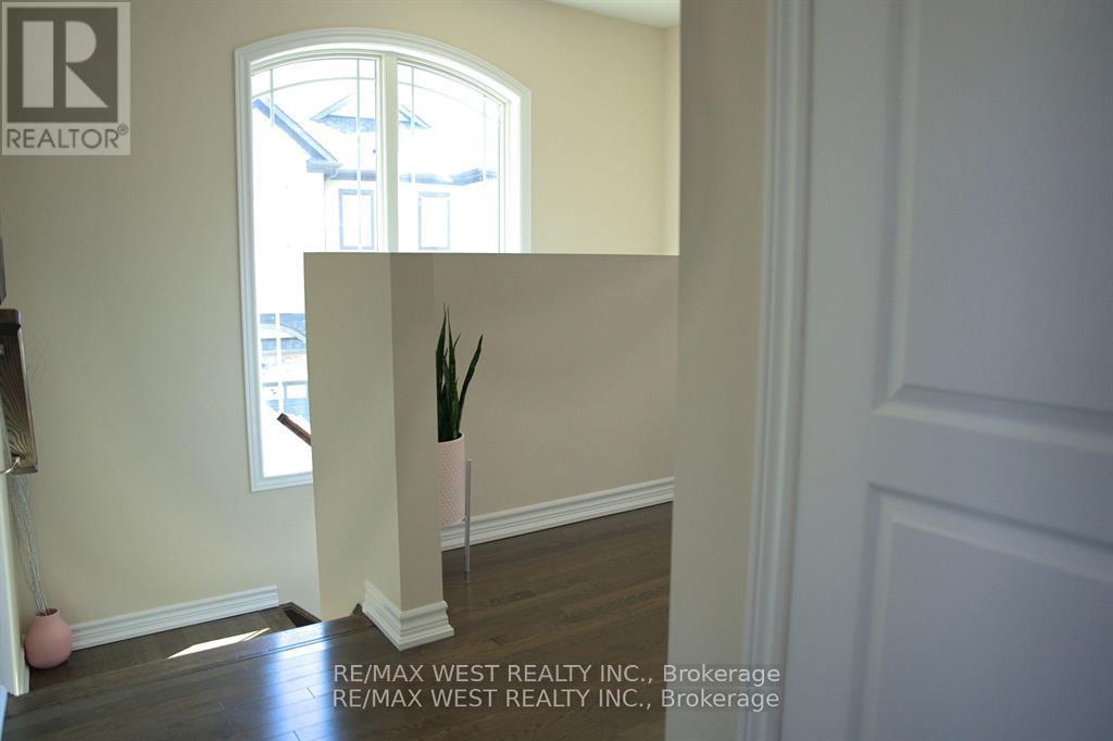 Photo 5 of 37 Cygnus Crescent, Barrie ON