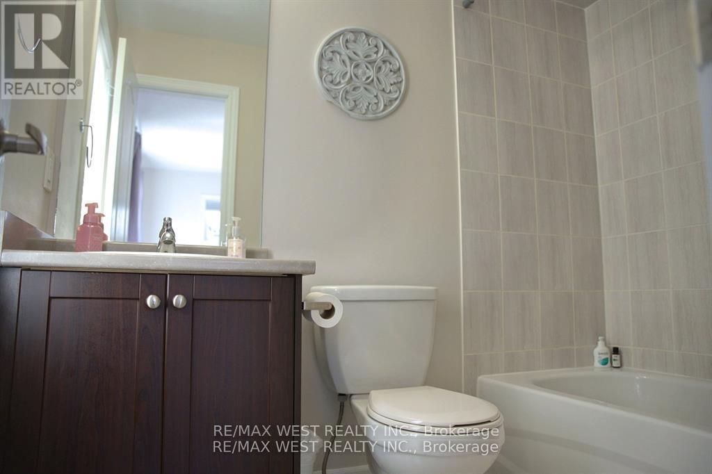 Photo 14 of 37 Cygnus Crescent, Barrie ON