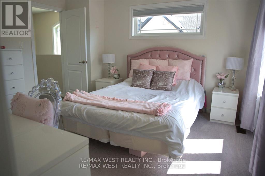 Photo 4 of 37 Cygnus Crescent, Barrie ON
