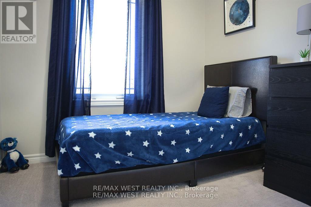 Photo 20 of 37 Cygnus Crescent, Barrie ON