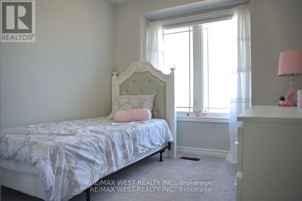 Photo 16 of 37 Cygnus Crescent, Barrie ON