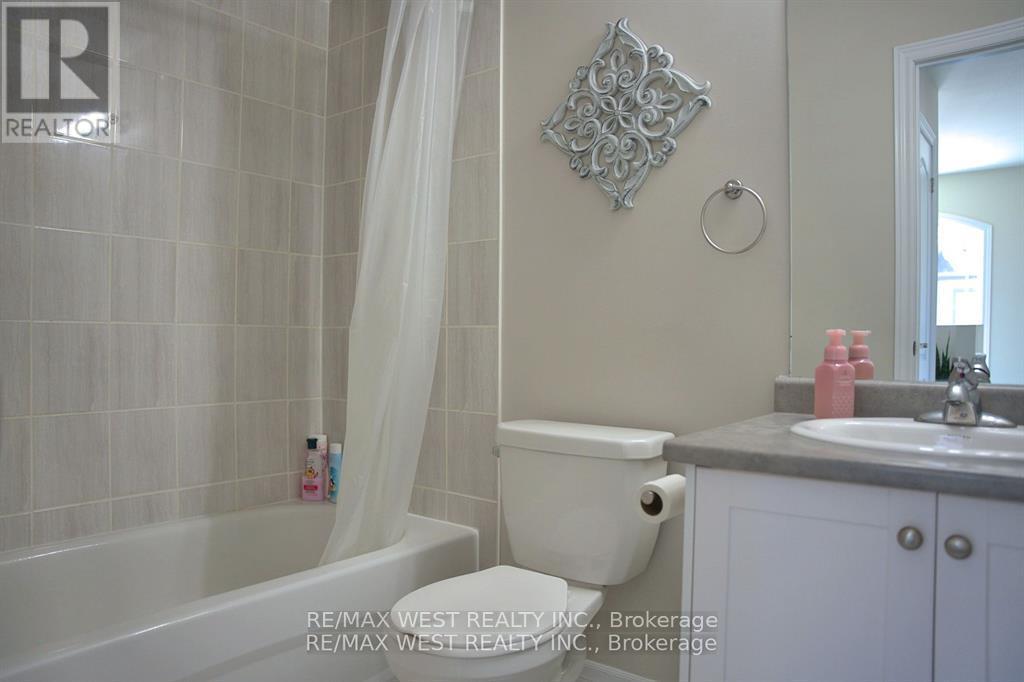 Photo 8 of 37 Cygnus Crescent, Barrie ON