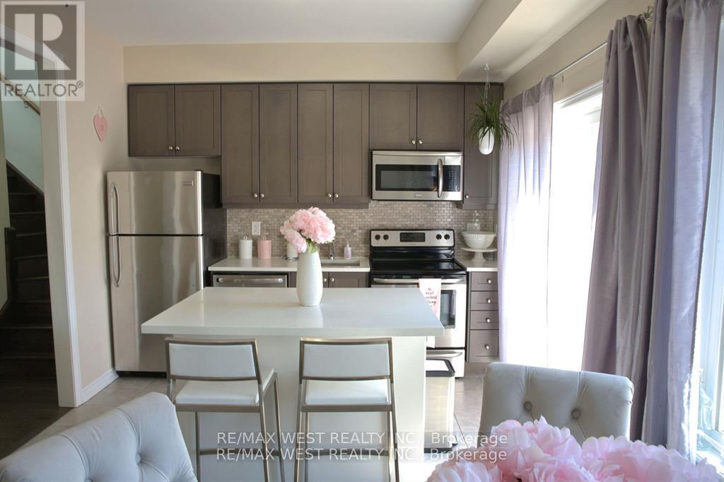 Photo 9 of 37 Cygnus Crescent, Barrie ON