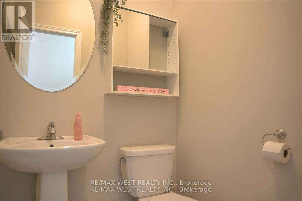 Photo 15 of 37 Cygnus Crescent, Barrie ON