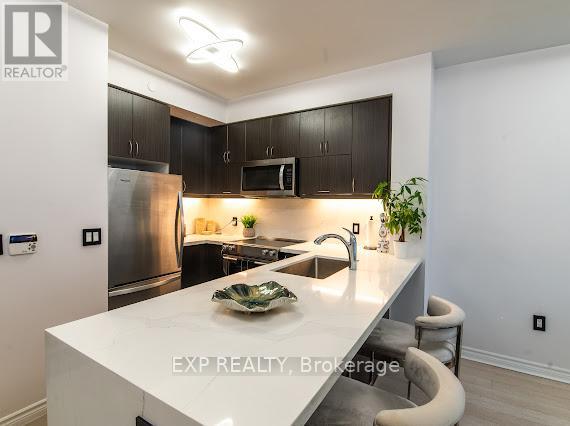 Photo 4 of 602 39 Annie Craig Drive, Toronto ON