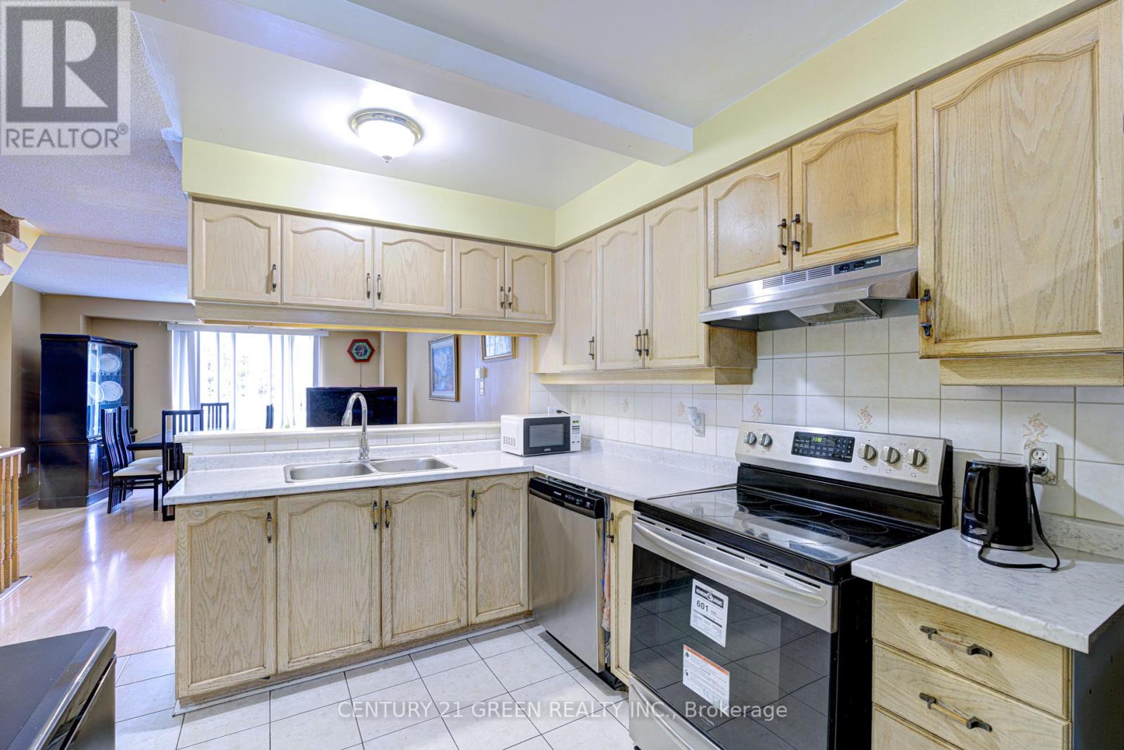 Photo 8 of 3 Desert Sand Drive, Brampton ON