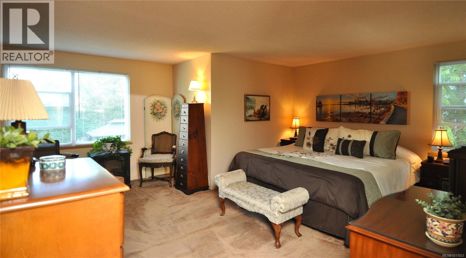Photo 5 of 303 1068 Tolmie Ave, Saanich BC