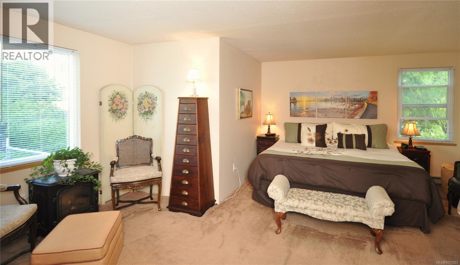 Photo 12 of 303 1068 Tolmie Ave, Saanich BC