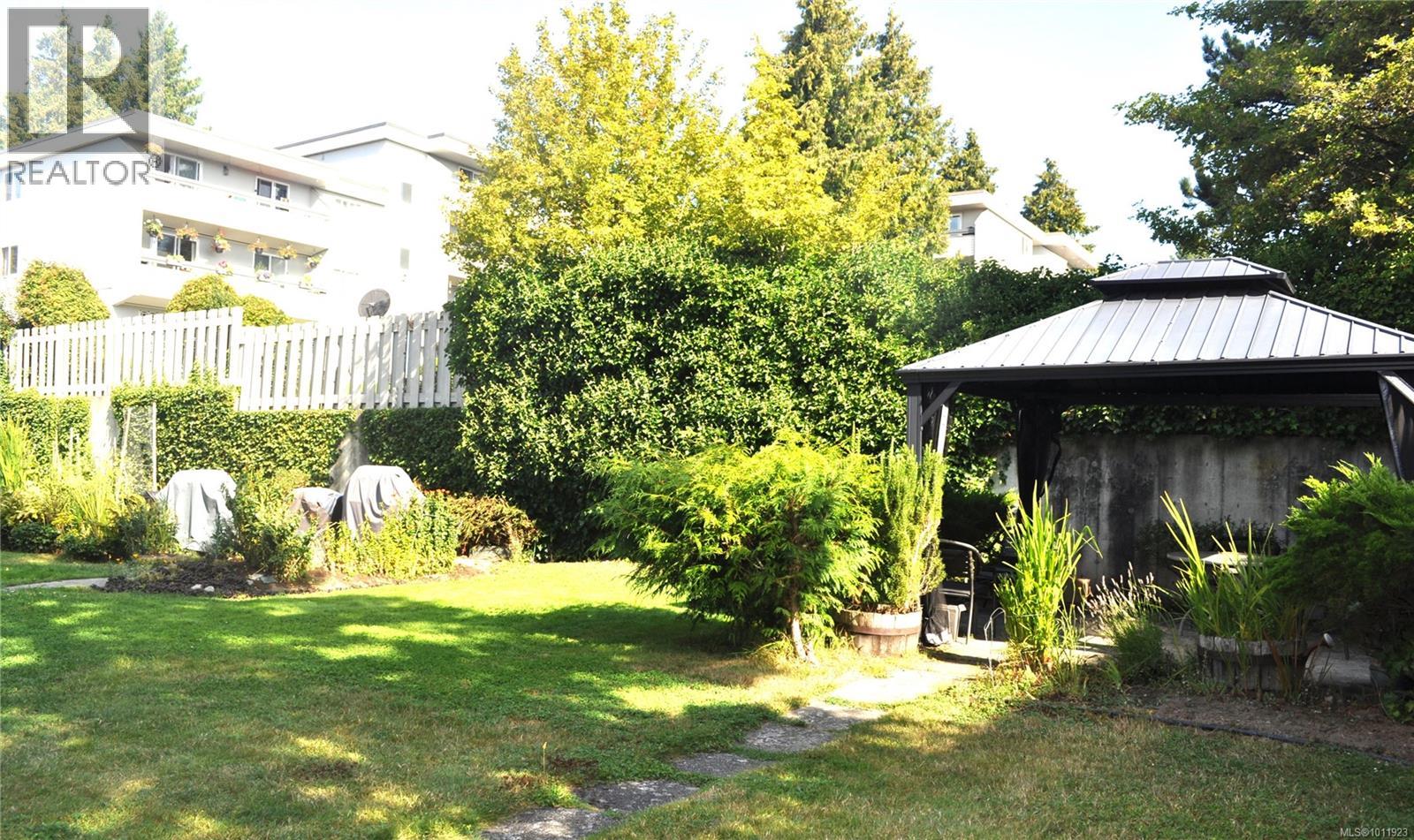Photo 8 of 303 1068 Tolmie Ave, Saanich BC