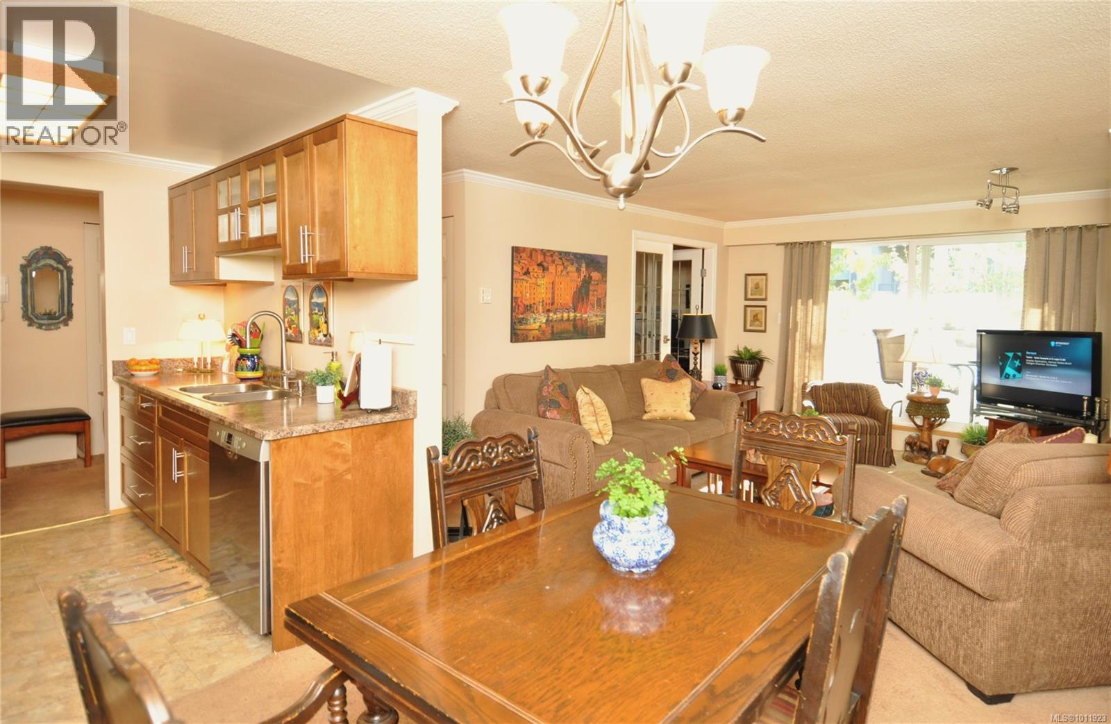 Photo 3 of 303 1068 Tolmie Ave, Saanich BC