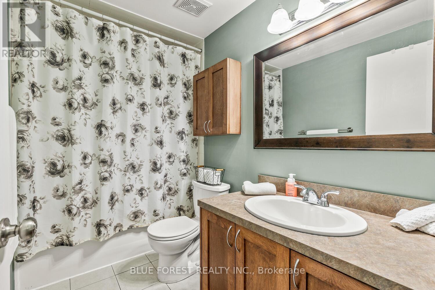 Photo 11 of 11 460 Southdale Road E, London South ON