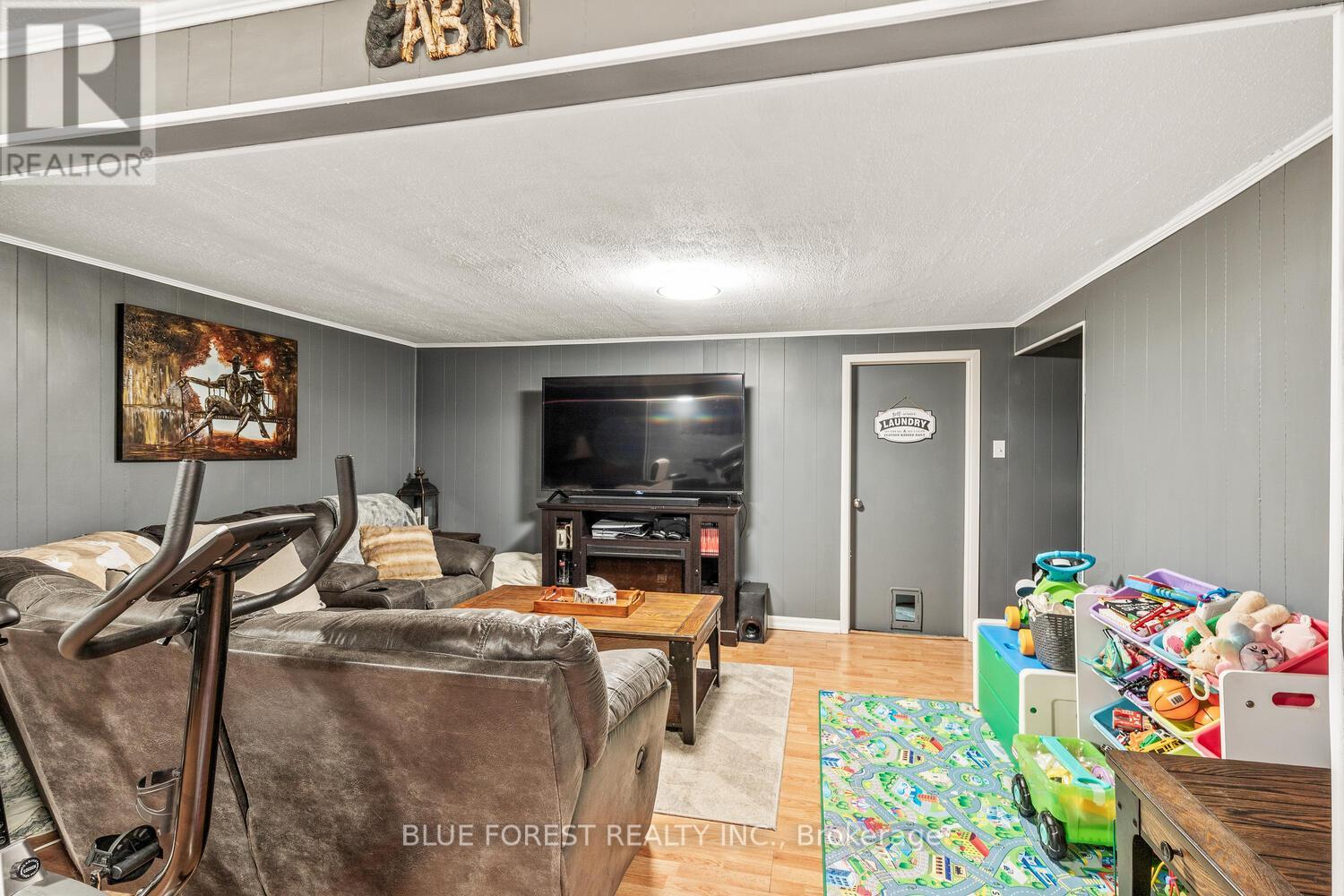 Photo 8 of 11 460 Southdale Road E, London South ON