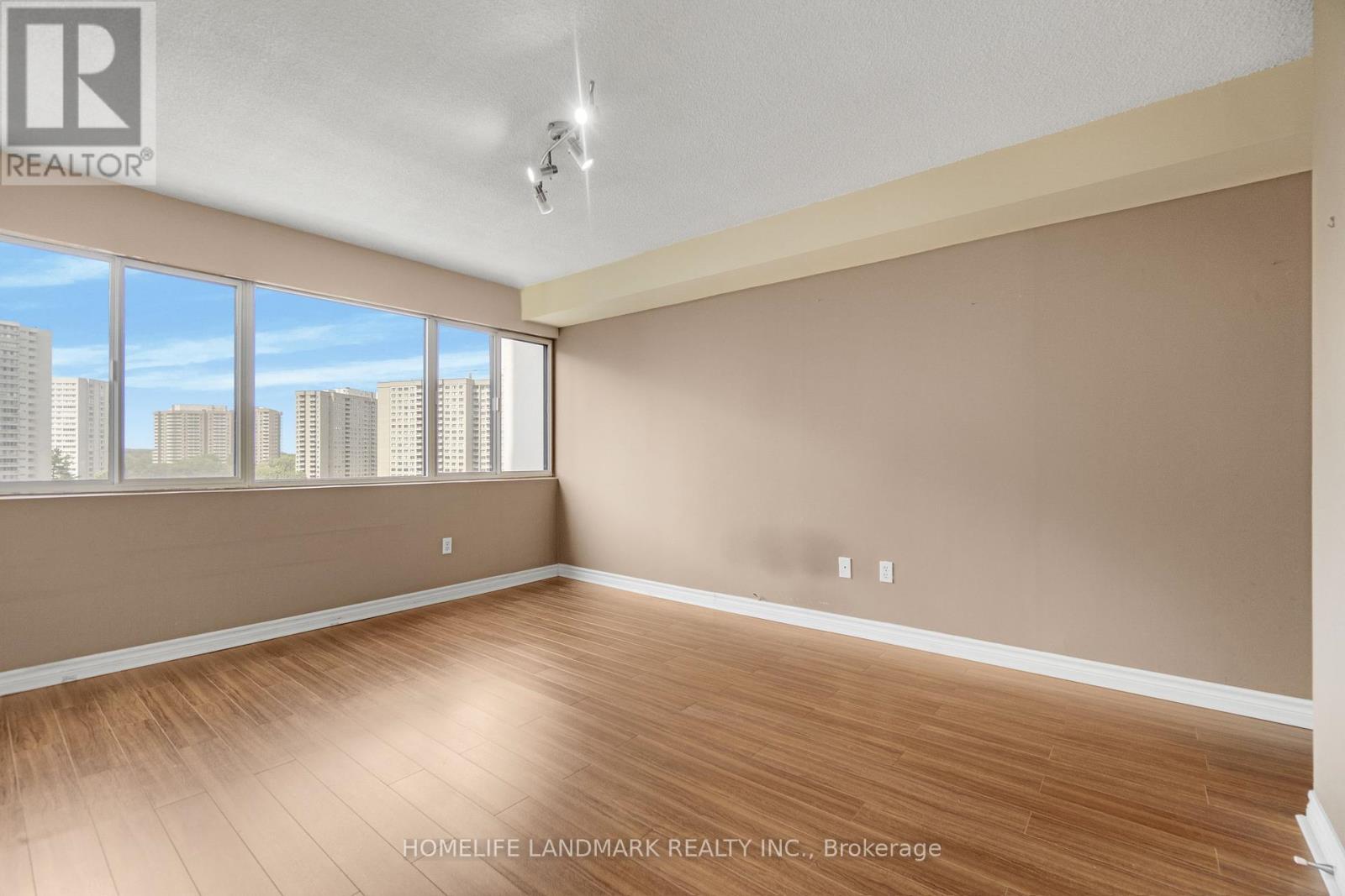 Photo 2 of 910 50 Elm Drive E, Mississauga ON