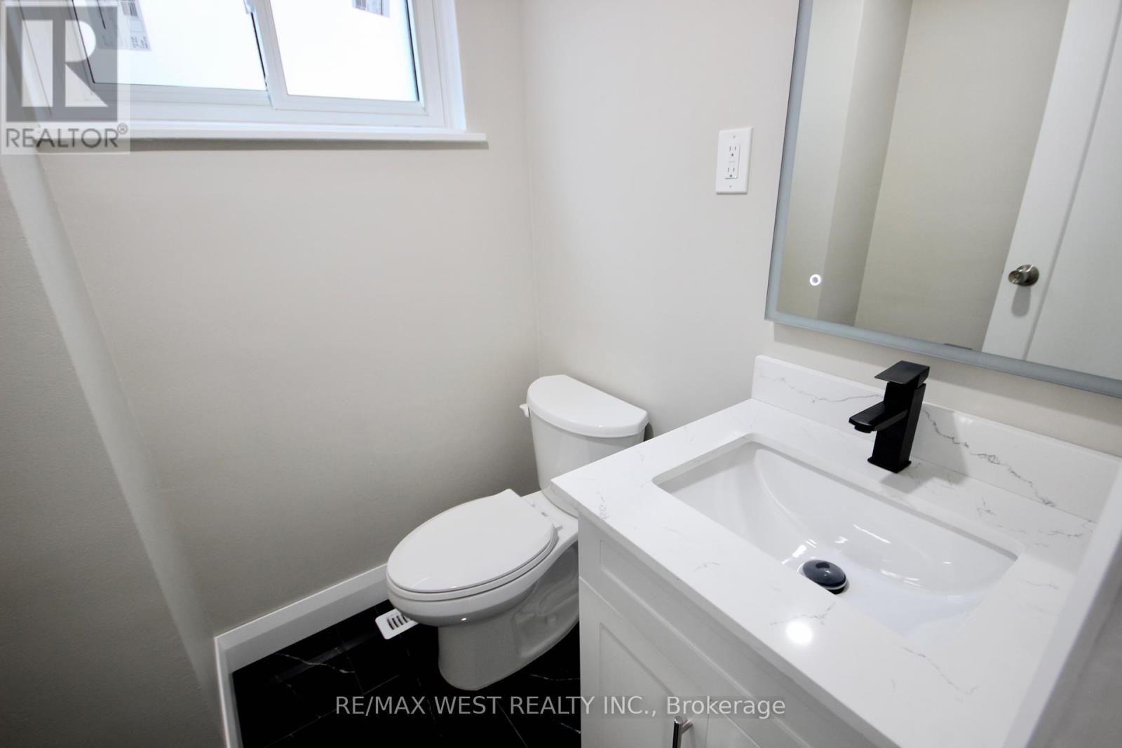 Photo 2 of 7139 Darcel Avenue, Mississauga ON