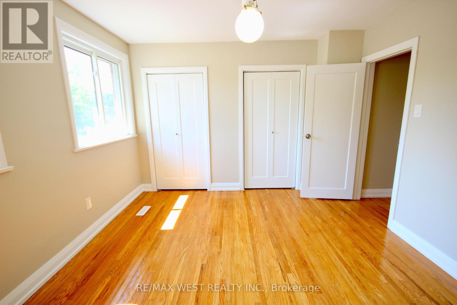 Photo 4 of 7139 Darcel Avenue, Mississauga ON