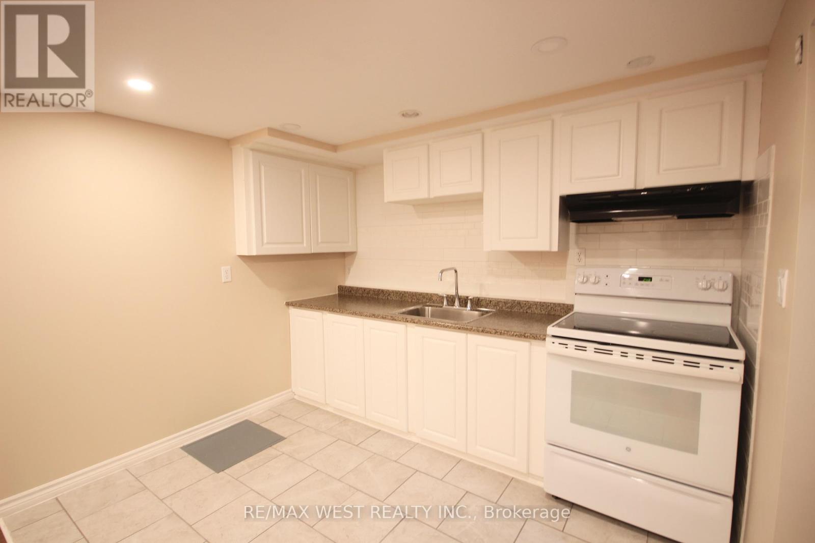 Photo 5 of 7139 Darcel Avenue, Mississauga ON