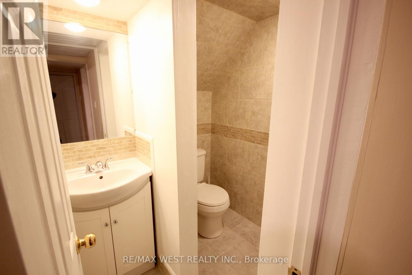 Photo 10 of 7139 Darcel Avenue, Mississauga ON