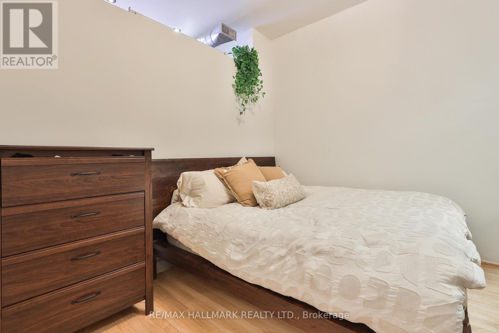 Photo 11 of 302 766 King Street W, Toronto ON