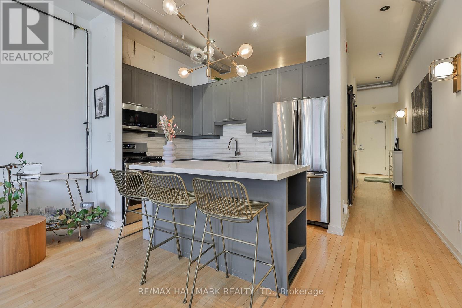 Photo 4 of 302 766 King Street W, Toronto ON