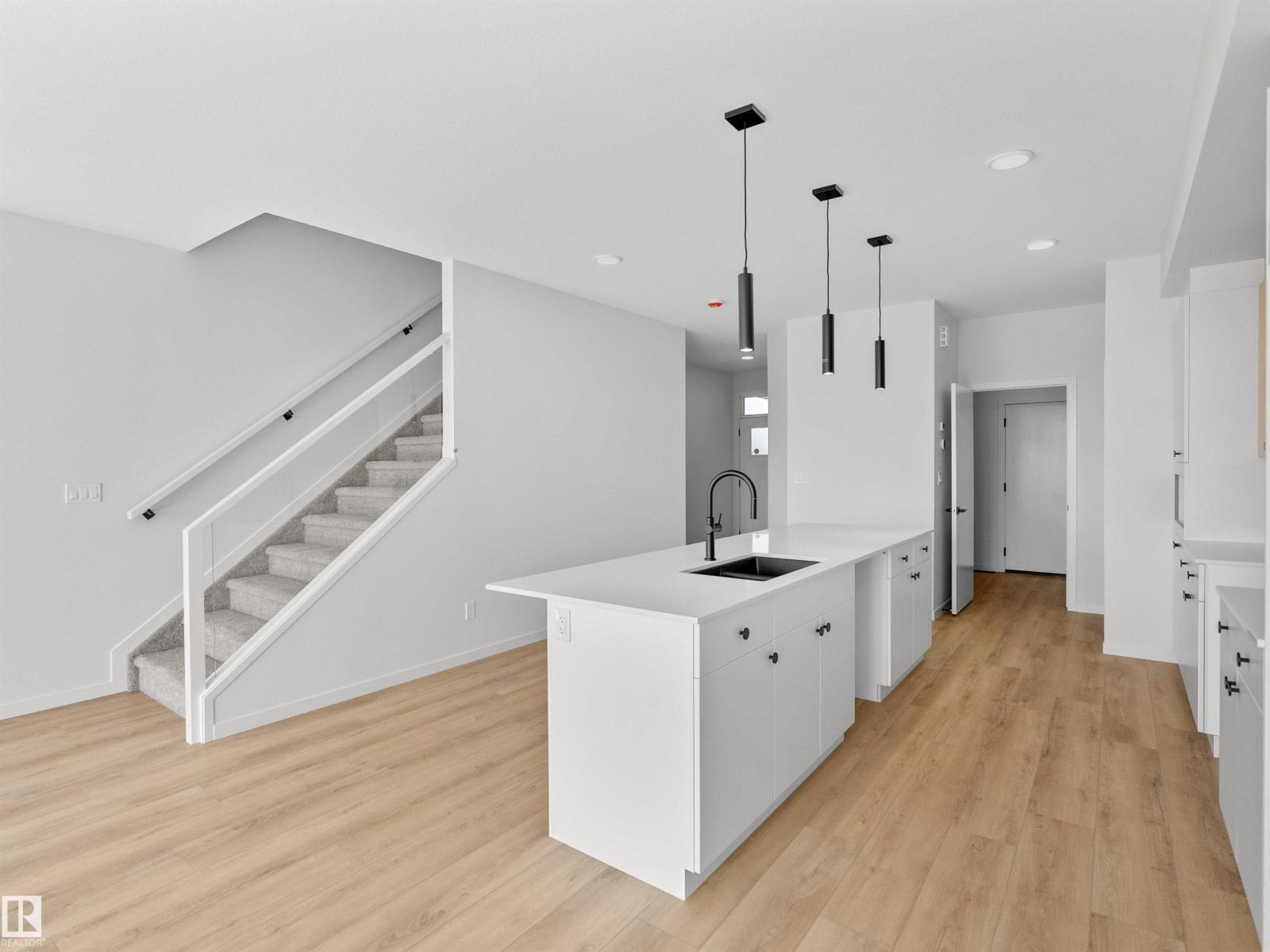 Photo 10 of 22919 80 Av Nw, Edmonton AB