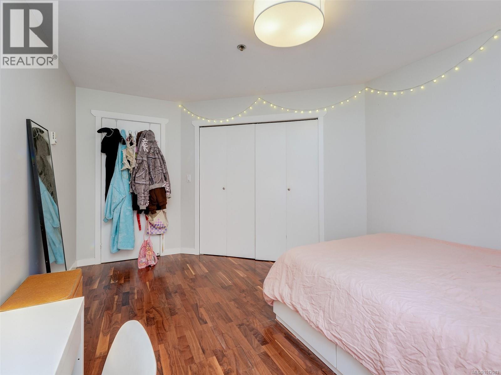 Photo 3 of 107 1241 Fairfield Rd, Victoria BC