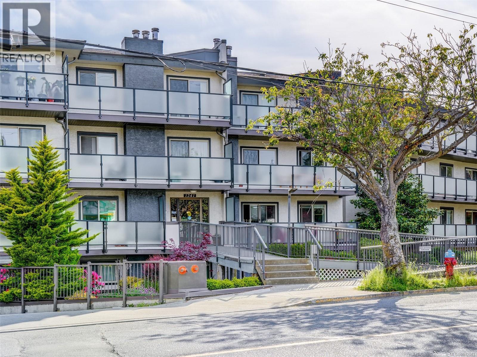 Photo 10 of 107 1241 Fairfield Rd, Victoria BC