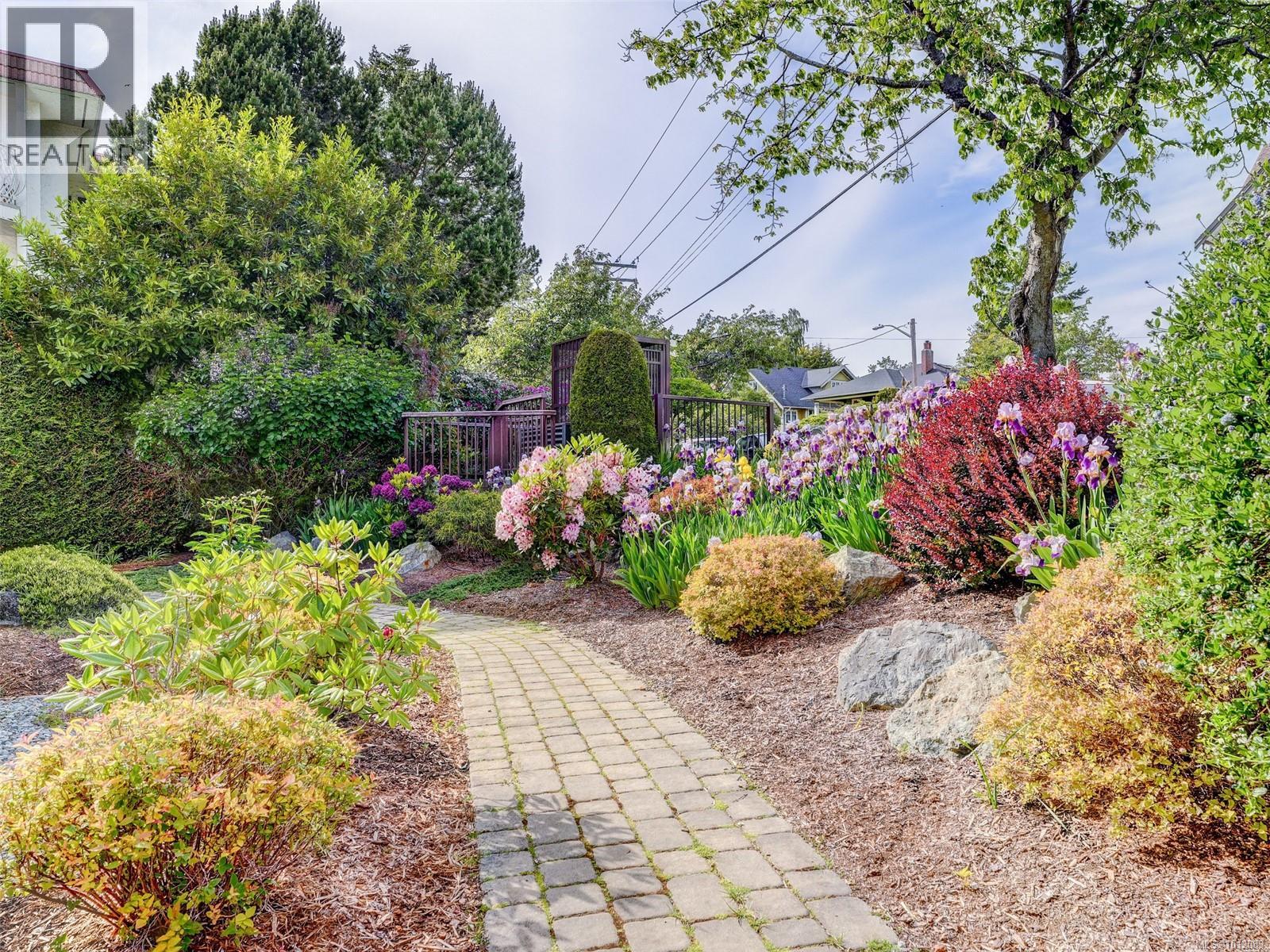 Photo 19 of 107 1241 Fairfield Rd, Victoria BC