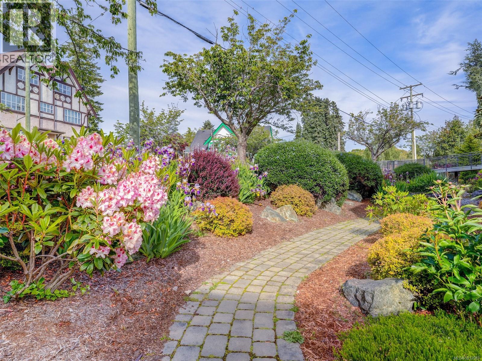 Photo 9 of 107 1241 Fairfield Rd, Victoria BC
