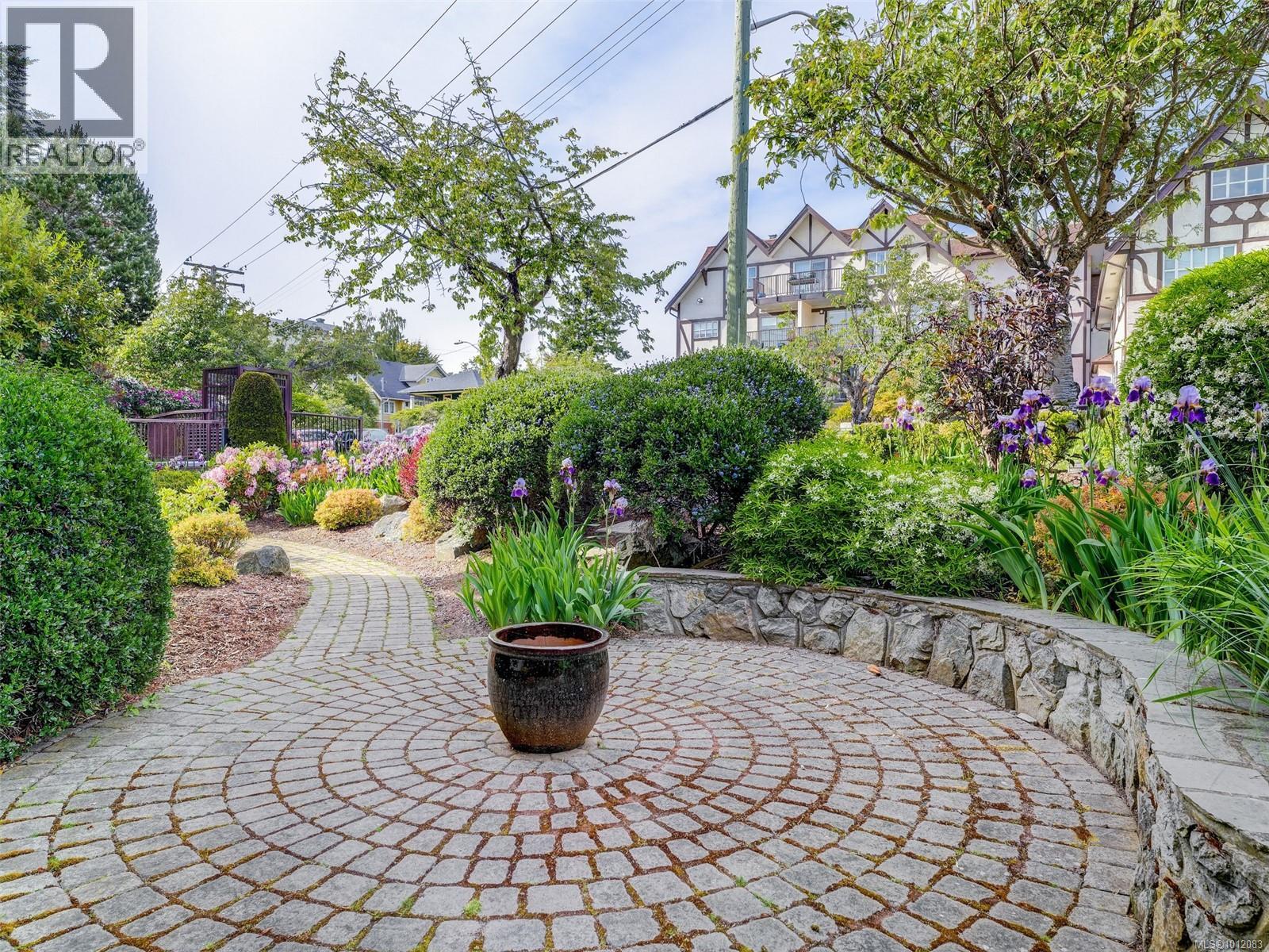 Photo 20 of 107 1241 Fairfield Rd, Victoria BC