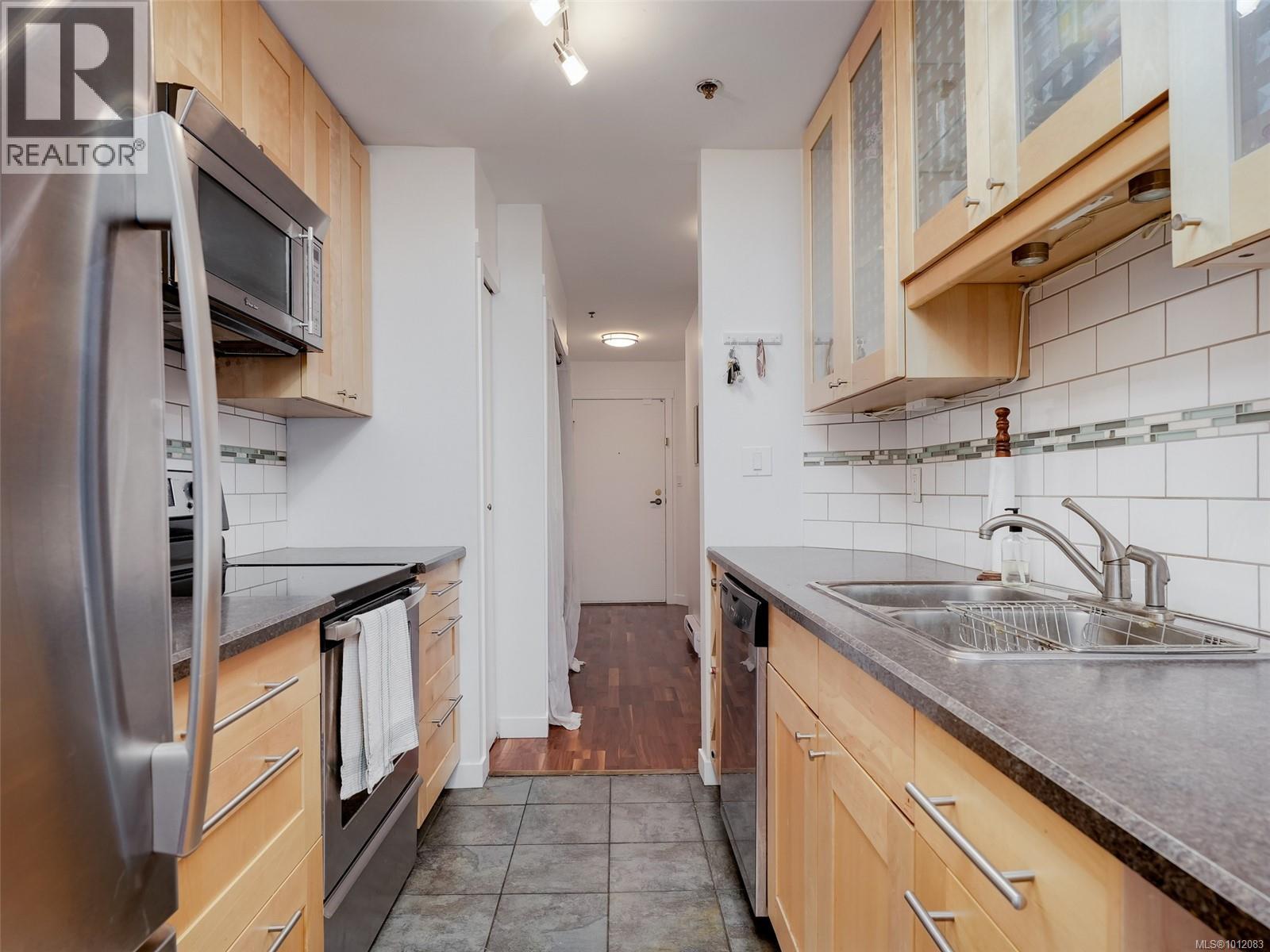 Photo 6 of 107 1241 Fairfield Rd, Victoria BC