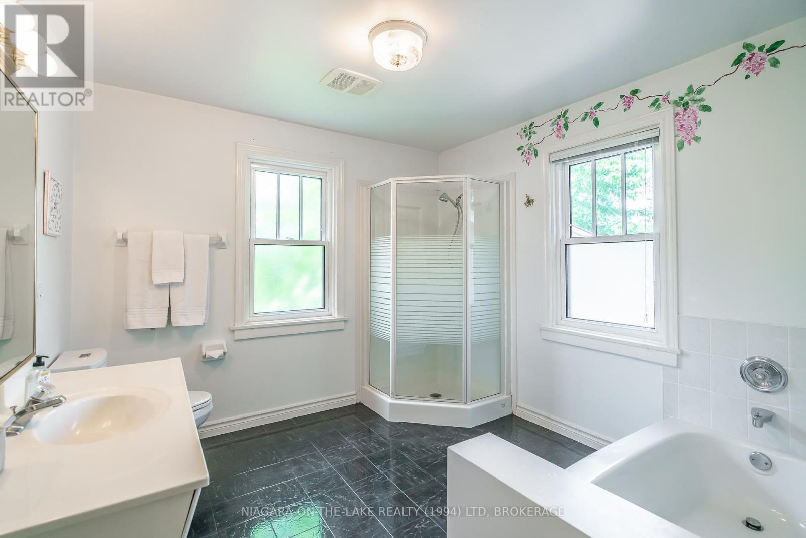 Photo 12 of 229 Victoria Street, Niagaraonthelake ON