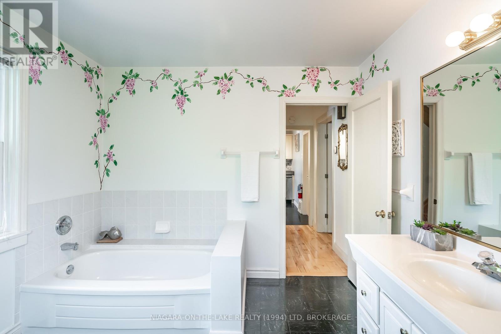 Photo 17 of 229 Victoria Street, Niagaraonthelake ON