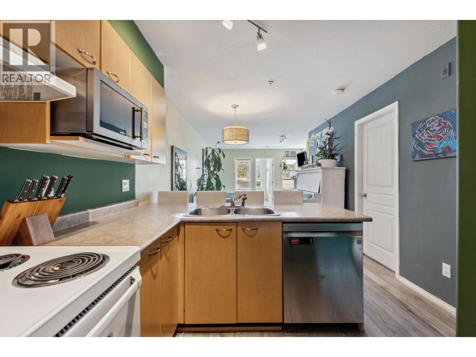 Photo 4 of 202 3939 Hastings Street, Burnaby BC