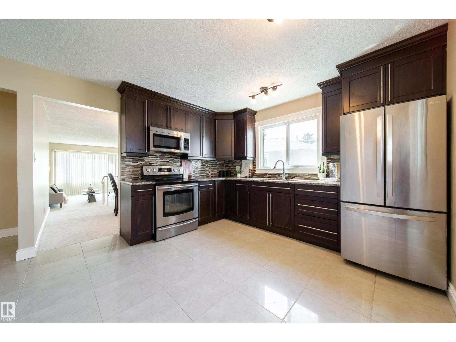 Photo 10 of 7808 22 Av Nw, Edmonton AB