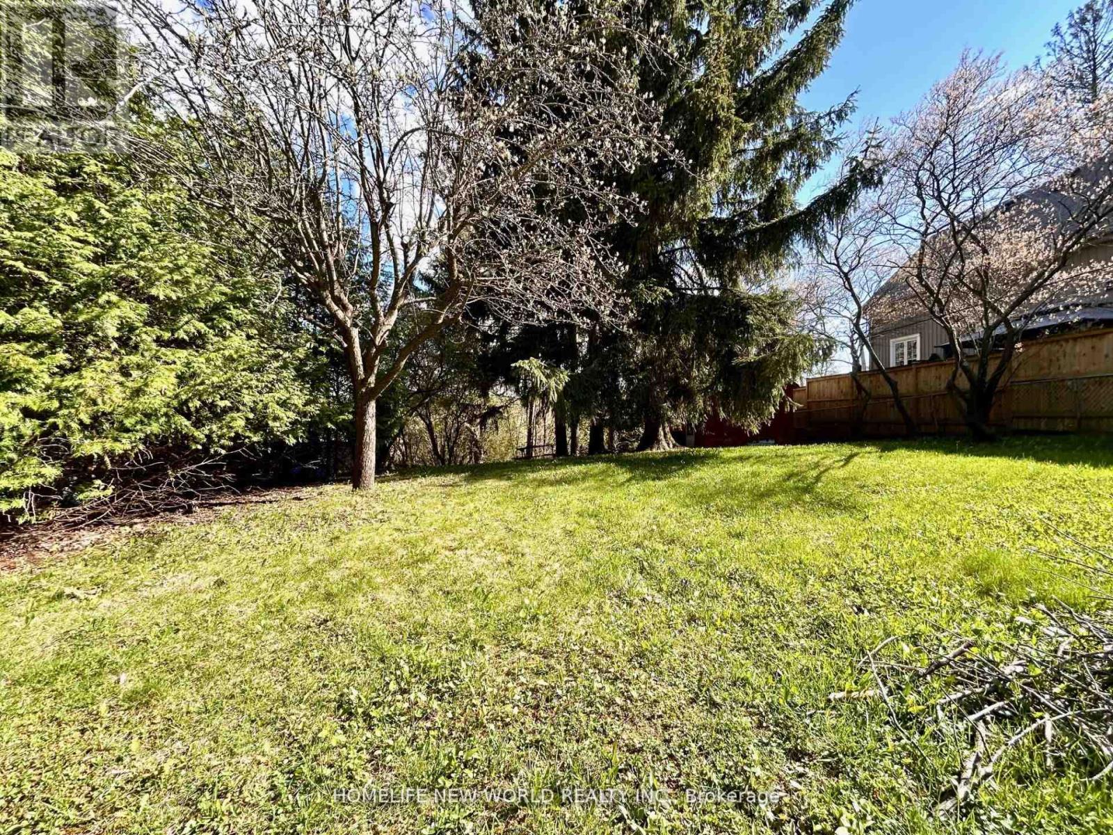 Photo 4 of 39 Windsor Drive, Whitchurchstouffville ON