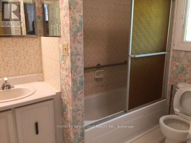 Photo 3 of 39 Windsor Drive, Whitchurchstouffville ON