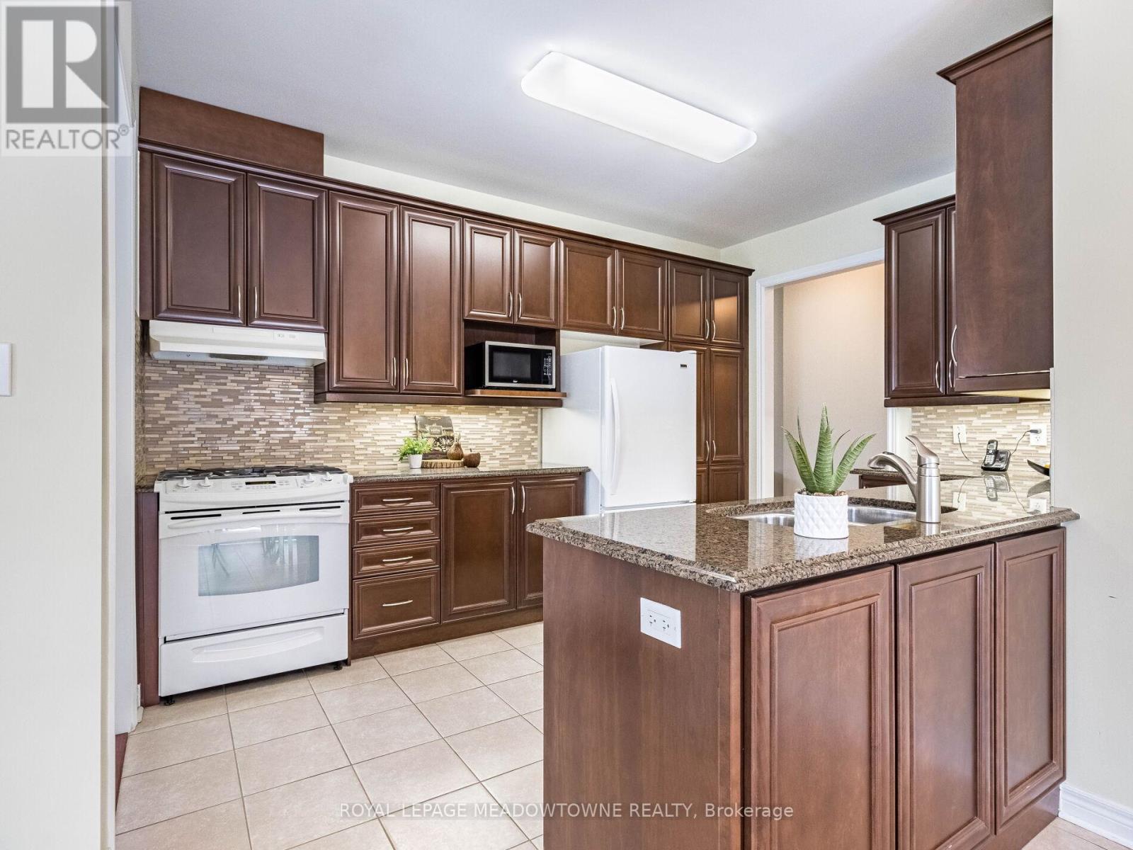Photo 8 of 34 54 Locust Drive, Brampton ON