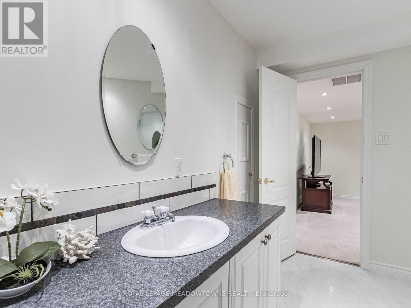 Photo 18 of 34 54 Locust Drive, Brampton ON